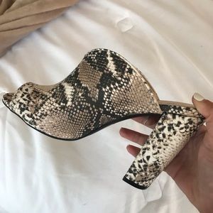 NWT! Snakeskin heels